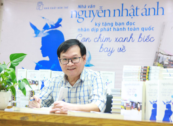 Nhà văn Nguyễn Nhật Ánh ký tặng sách Con chim xanh bay về nhà.  Hình ảnh: Báo Thanh niên.